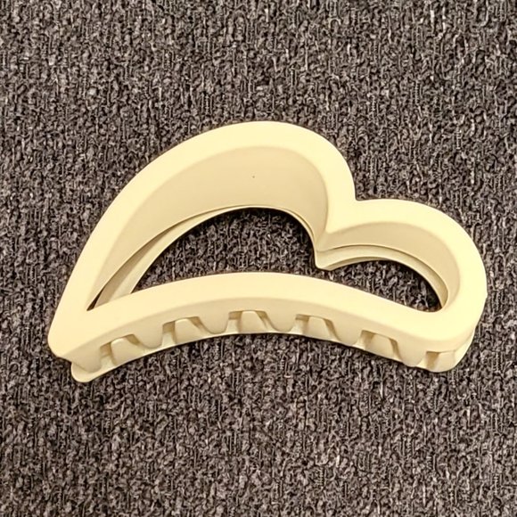 Source Unknown Accessories - NWOT Heart Hair Claw